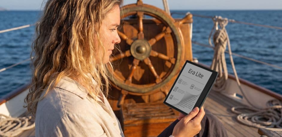 PocketBook Era Lite Image Frau mit PocketBook auf einem Schiff