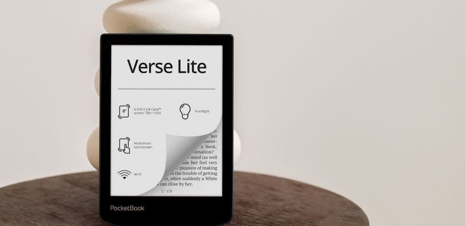 PocketBook Verse lite image PocketBock Verse life auf einem Tisch vor einer Vase